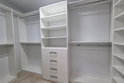 House in Miami, Florida 3 bedrooms № 1993549 - photo 12