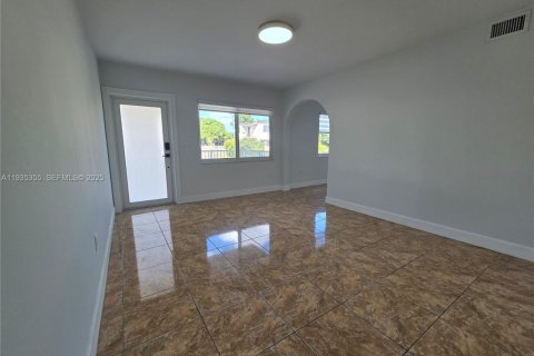 House in Miami, Florida 3 bedrooms № 1993549 - photo 3