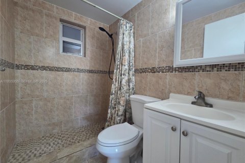 House in Miami, Florida 3 bedrooms № 1993549 - photo 16