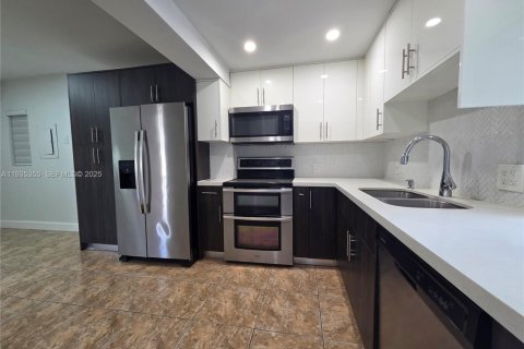 House in Miami, Florida 3 bedrooms № 1993549 - photo 5