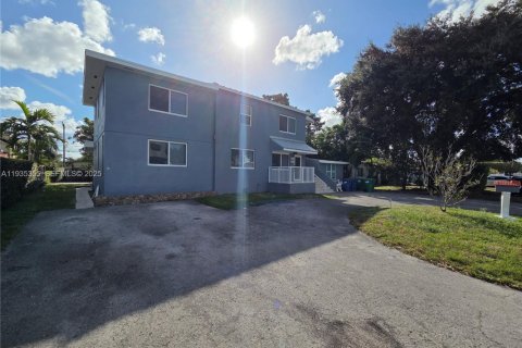 House in Miami, Florida 3 bedrooms № 1993549