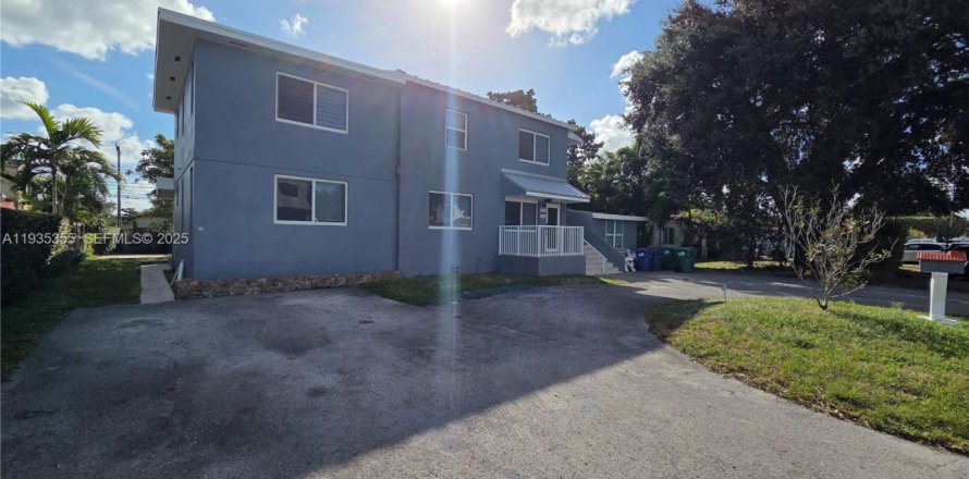 House in Miami, Florida 3 bedrooms № 1993549
