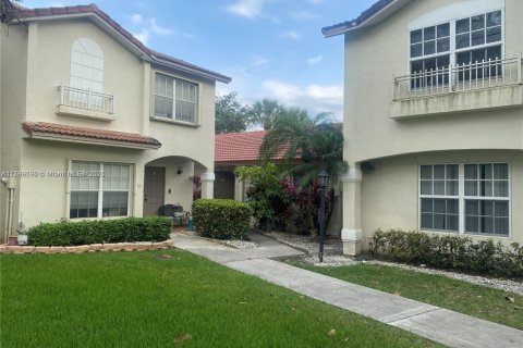 Townhouse in Pembroke Pines, Florida 2 bedrooms, 104.14 sq.m. № 1741974 - photo 1