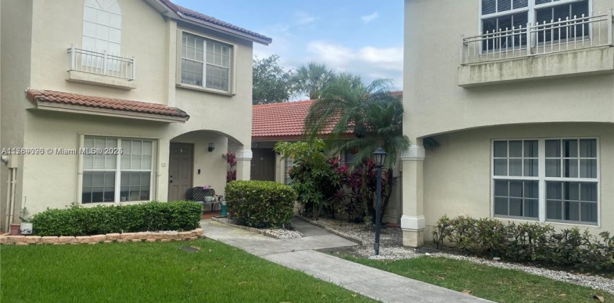 Townhouse in Pembroke Pines, Florida 2 bedrooms, 104.14 sq.m. № 1741974