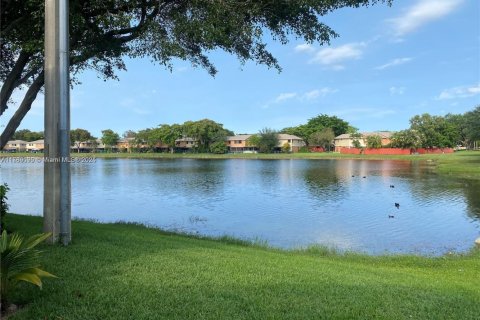 Townhouse in Pembroke Pines, Florida 2 bedrooms, 104.14 sq.m. № 1741974 - photo 3