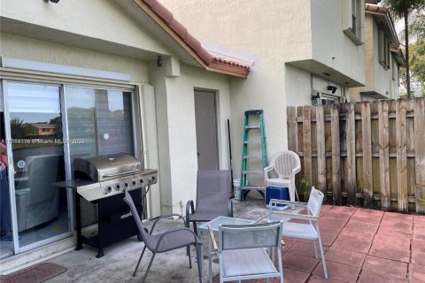 Townhouse in Pembroke Pines, Florida 2 bedrooms, 104.14 sq.m. № 1741974 - photo 2