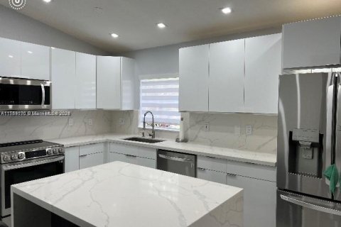 Townhouse in Pembroke Pines, Florida 2 bedrooms, 104.14 sq.m. № 1741974 - photo 5