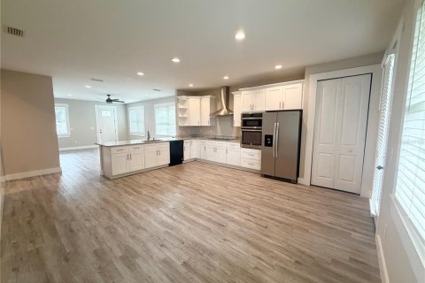 House in Tampa, Florida 3 bedrooms, 191.38 sq.m. № 2277332 - photo 6