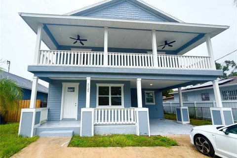 House in Tampa, Florida 3 bedrooms, 191.38 sq.m. № 2277332