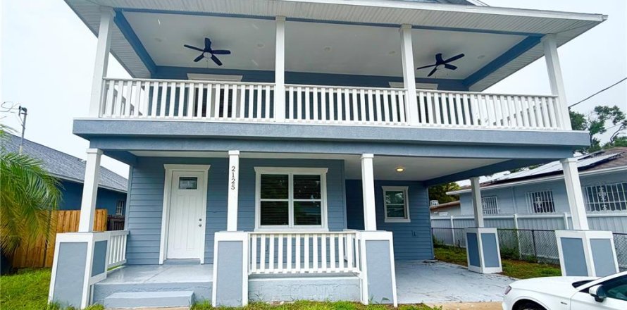 House in Tampa, Florida 3 bedrooms, 191.38 sq.m. № 2277332
