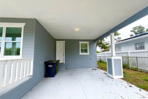 House in Tampa, Florida 3 bedrooms, 191.38 sq.m. № 2277332 - photo 2