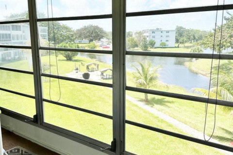 Condo in Deerfield Beach, Florida, 2 bedrooms № 2188493 - photo 22