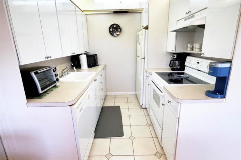 Condo in Deerfield Beach, Florida, 2 bedrooms № 2188493 - photo 12