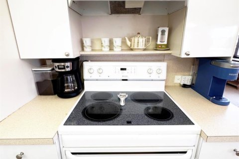 Condo in Deerfield Beach, Florida, 2 bedrooms № 2188493 - photo 11