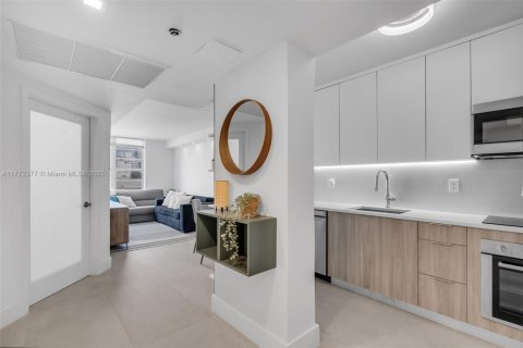Condominio en venta en Miami Beach, Florida, 1 dormitorio, 51.1 m2 № 1860989 - foto 2