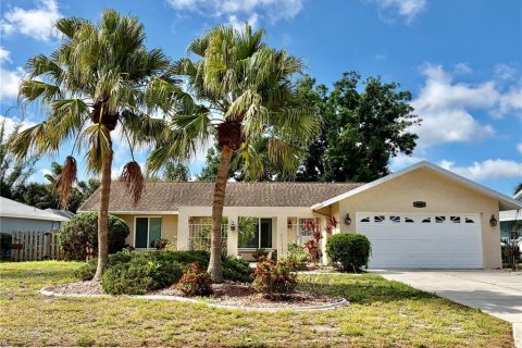 House in Sarasota, Florida 3 bedrooms, 142.79 sq.m. № 2200371 - photo 2