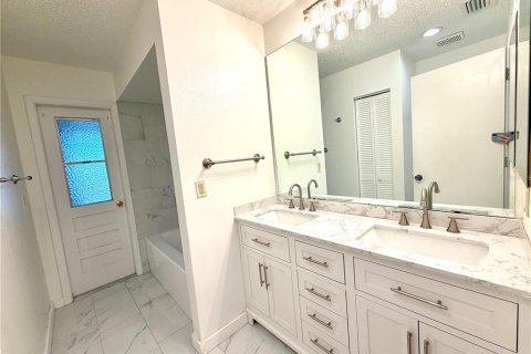 House in Sarasota, Florida 3 bedrooms, 142.79 sq.m. № 2200371 - photo 28