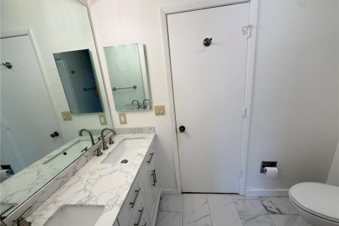 House in Sarasota, Florida 3 bedrooms, 142.79 sq.m. № 2200371 - photo 29