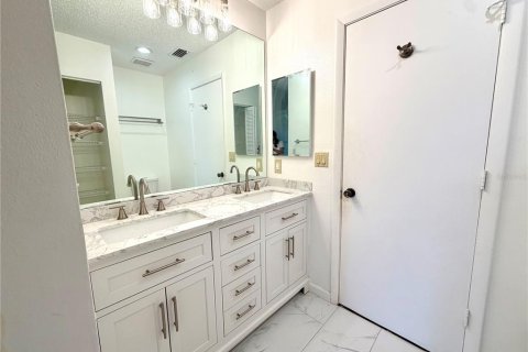 House in Sarasota, Florida 3 bedrooms, 142.79 sq.m. № 2200371 - photo 27