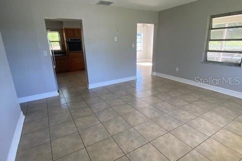 House in Plant City, Florida 3 bedrooms, 121.24 sq.m. № 2215744 - photo 5
