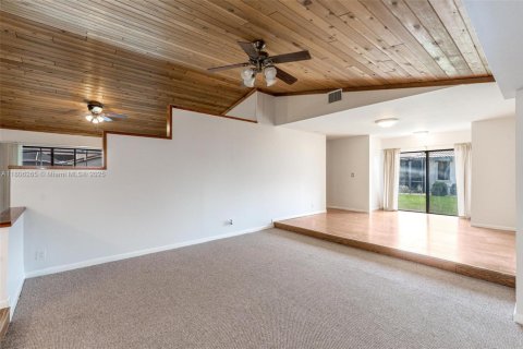 House in Coral Springs, Florida 5 bedrooms, 272.58 sq.m. № 1747921 - photo 7