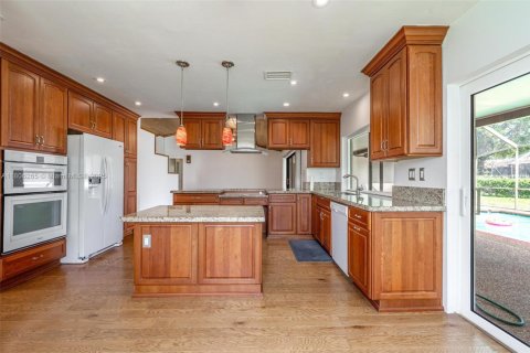 House in Coral Springs, Florida 5 bedrooms, 272.58 sq.m. № 1747921 - photo 10