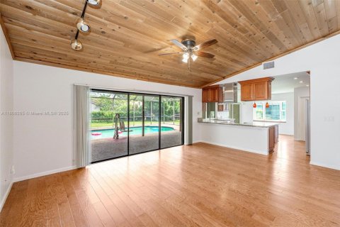 House in Coral Springs, Florida 5 bedrooms, 272.58 sq.m. № 1747921 - photo 13