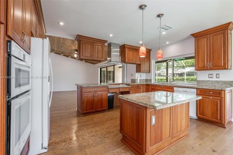 House in Coral Springs, Florida 5 bedrooms, 272.58 sq.m. № 1747921 - photo 11