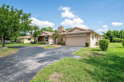 House in Coral Springs, Florida 5 bedrooms, 272.58 sq.m. № 1747921 - photo 2