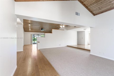 House in Coral Springs, Florida 5 bedrooms, 272.58 sq.m. № 1747921 - photo 6