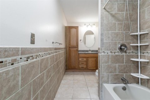 House in Coral Springs, Florida 5 bedrooms, 272.58 sq.m. № 1747921 - photo 21