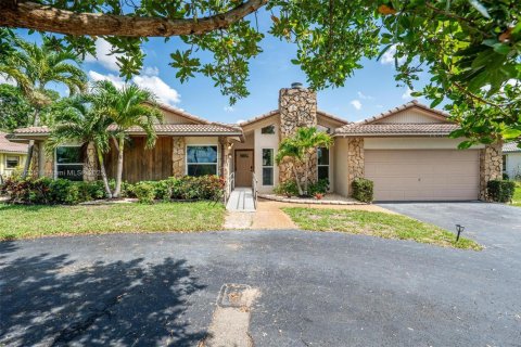 House in Coral Springs, Florida 5 bedrooms, 272.58 sq.m. № 1747921 - photo 1