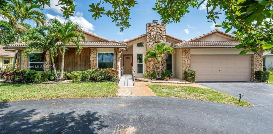 House in Coral Springs, Florida 5 bedrooms, 272.58 sq.m. № 1747921