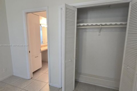 Снять в аренду кондоминиум в Халландейл-Бич, Флорида 1 спальня, 99.5м2, № 2028712 - фото 19