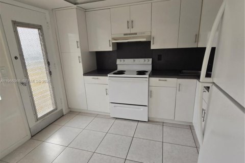 Снять в аренду кондоминиум в Халландейл-Бич, Флорида 1 спальня, 99.5м2, № 2028712 - фото 7