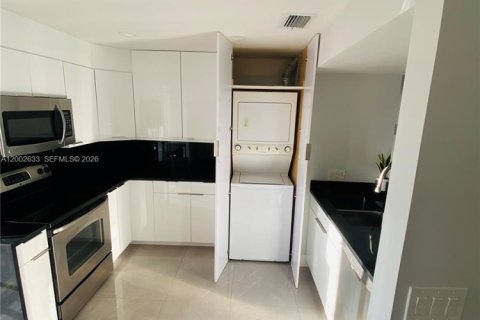 Condo in Miami, Florida, 2 bedrooms № 2253887 - photo 3