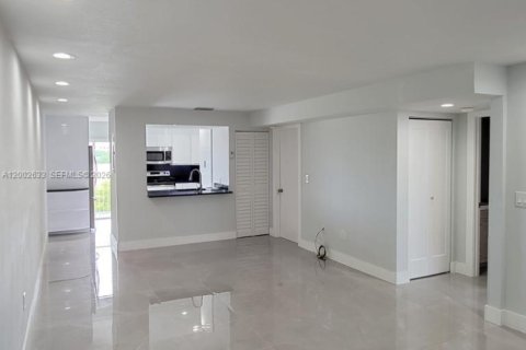 Condo in Miami, Florida, 2 bedrooms № 2253887 - photo 14
