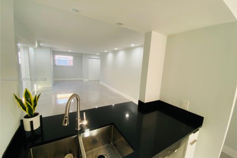 Condo in Miami, Florida, 2 bedrooms № 2253887 - photo 10