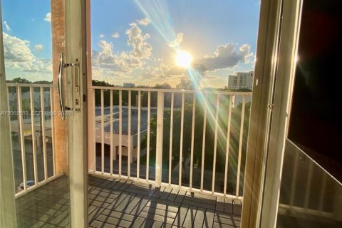 Condo in Miami, Florida, 2 bedrooms № 2253887 - photo 30