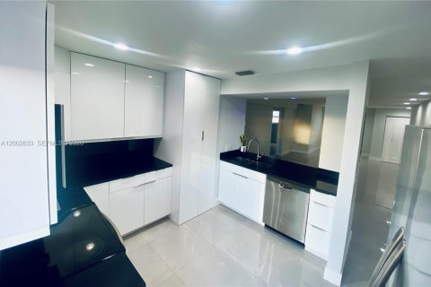 Condo in Miami, Florida, 2 bedrooms № 2253887 - photo 9