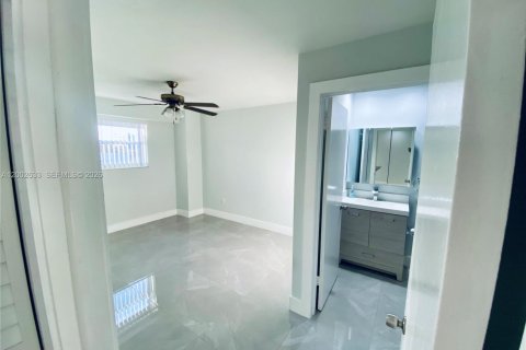 Condo in Miami, Florida, 2 bedrooms № 2253887 - photo 18