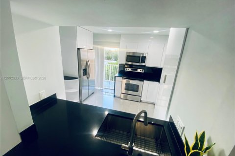 Condo in Miami, Florida, 2 bedrooms № 2253887 - photo 5