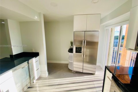 Condo in Miami, Florida, 2 bedrooms № 2253887 - photo 12