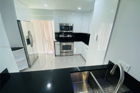 Condo in Miami, Florida, 2 bedrooms № 2253887 - photo 2