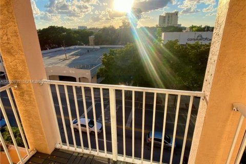 Condo in Miami, Florida, 2 bedrooms № 2253887 - photo 4