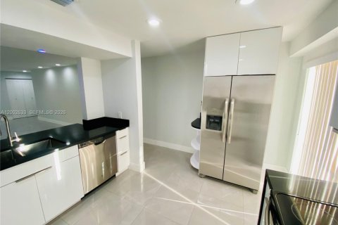 Condo in Miami, Florida, 2 bedrooms № 2253887 - photo 11