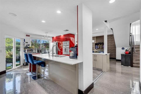 Casa en venta en Doral, Florida, 4 dormitorios, 232.07 m2 № 1964788 - foto 12