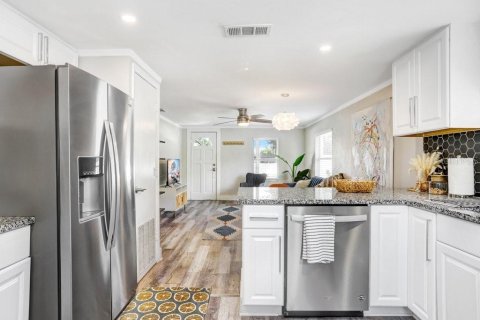 House in Tampa, Florida 2 bedrooms, 72.46 sq.m. № 2214527 - photo 9