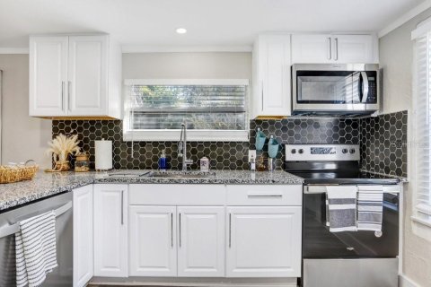 House in Tampa, Florida 2 bedrooms, 72.46 sq.m. № 2214527 - photo 8