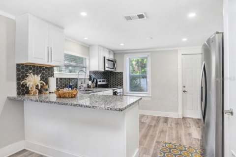 House in Tampa, Florida 2 bedrooms, 72.46 sq.m. № 2214527 - photo 7